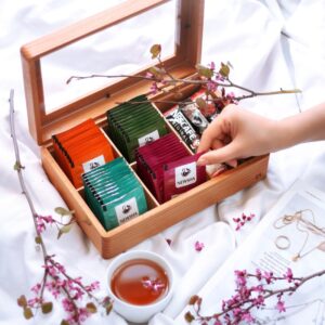 در این راهنمای خرید جعبه چای چوبی، با نکات مهم انتخاب جعبه تی بگ، جعبه دمنوش و باکس پذیرایی چوبی برای خانه، محل کار و هدیه آشنا شوید.